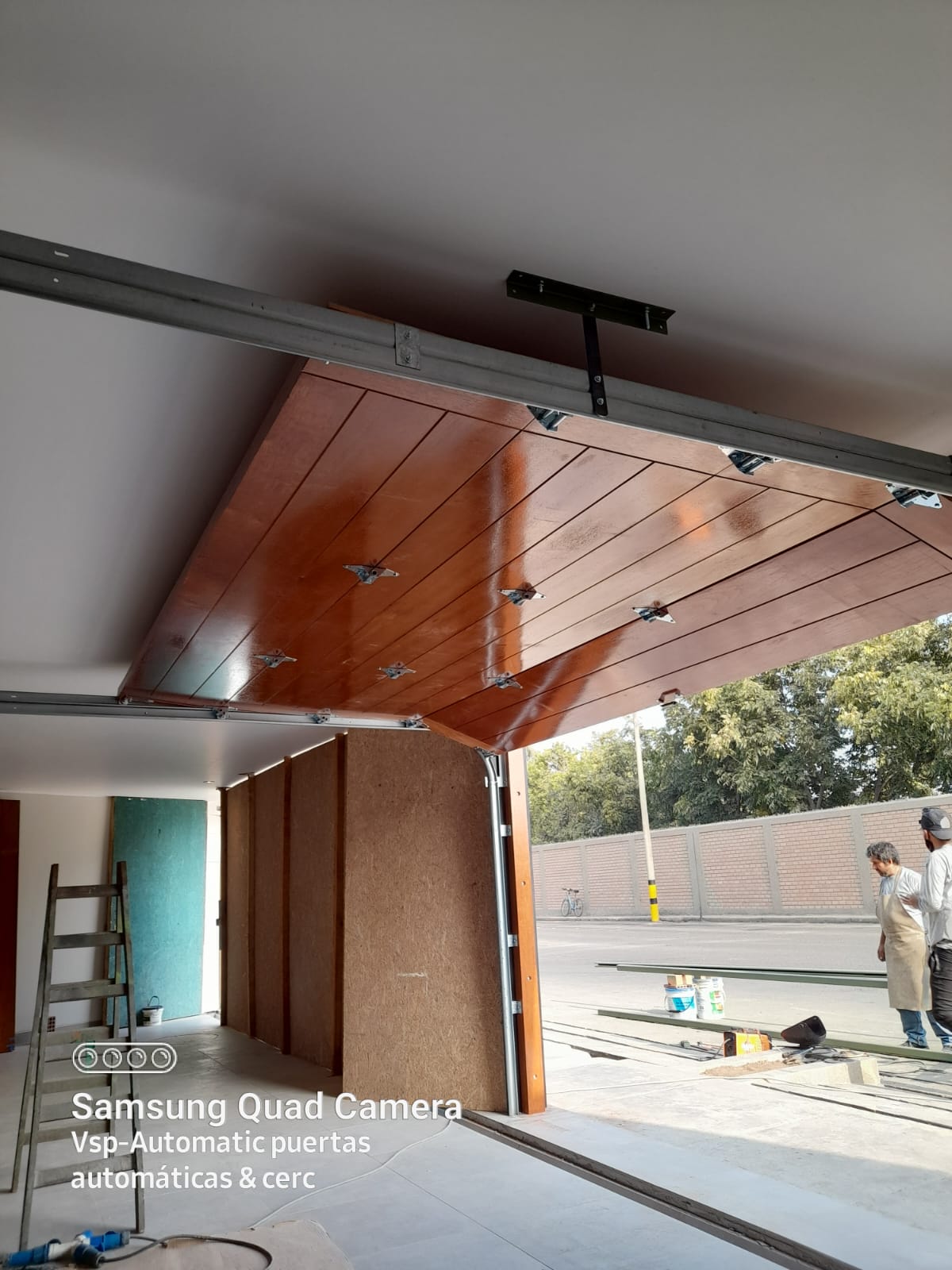 Portón en madera maciza cedro